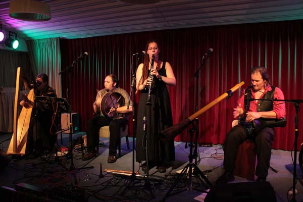 001 Faerydae opende de avond met wereld folk