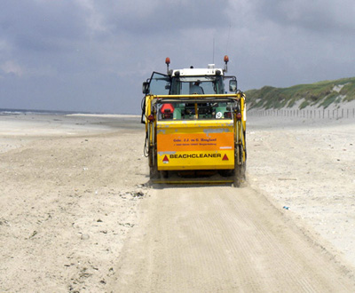 Roteb gebruikt een Beachcleaner voor het strand Nesselande, Nieuws Nesselande strand Zevenhuizerplas nieuws Rotterdam-Nesselande