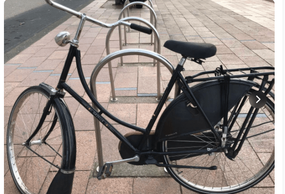 Deze fiets (en scooter) staan al sinds begin oktober 2020 op de Boulevard Nesselande