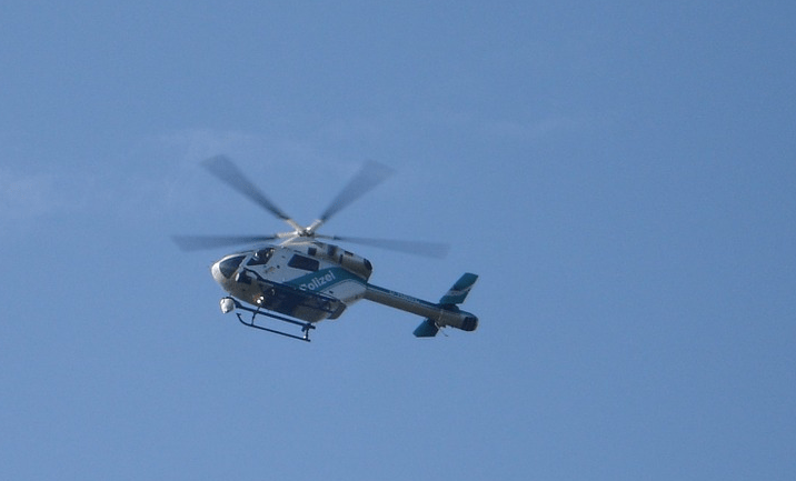 De politie-helikopter vliegt boven Nesselande op zoek naar een gestolen auto