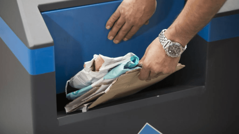 Politie vindt wapen in papiercontainer Gerrit Rietveldstraat, Rotterdam-Nesselande