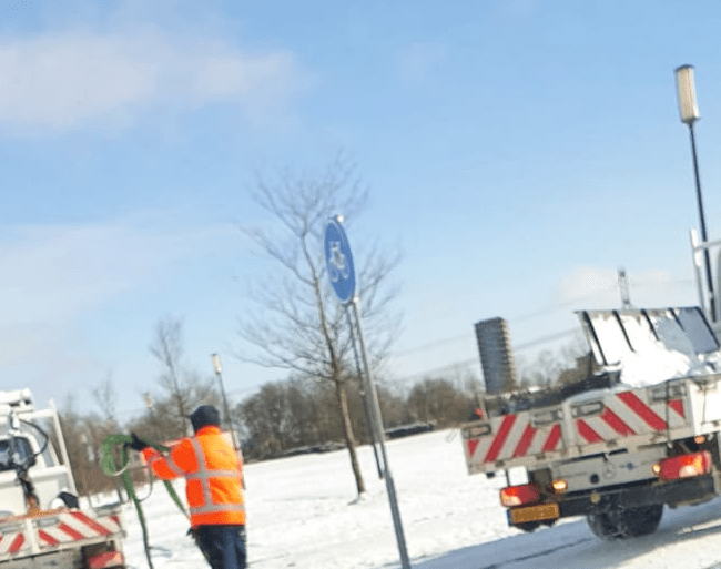 Strooi- en ruimwagen Stadsbeheer uit de sneeuw gesleept Kosboulevard, Nesselande