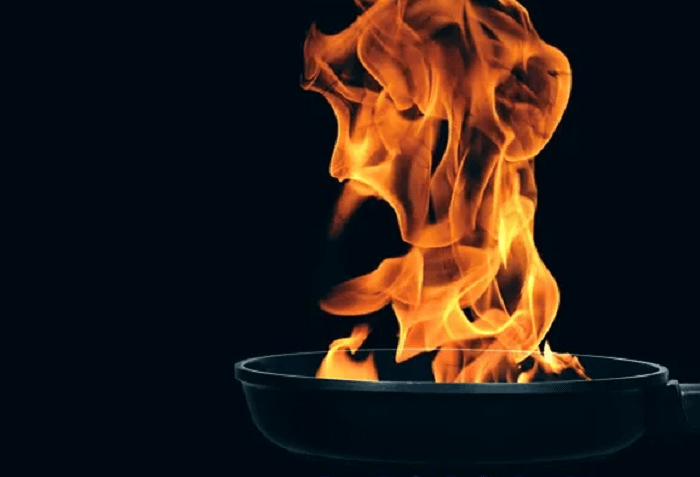 Vlam in de pan Laan van Magisch Realisme Nesselande zorgt voor veel rook