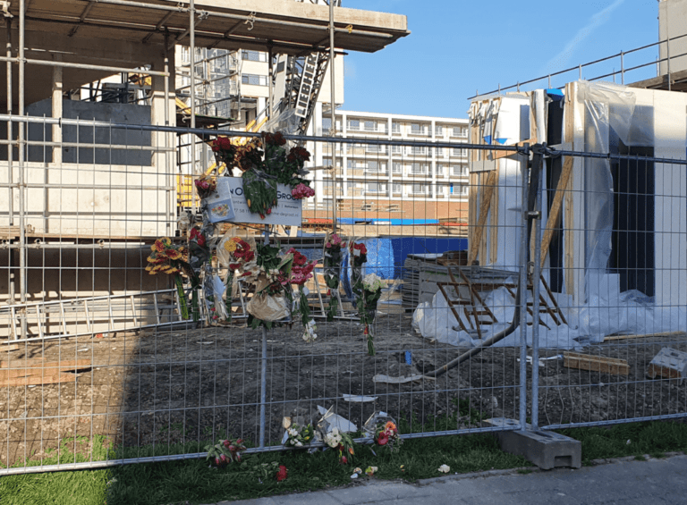 Bloemen en Happy Stones voor de omgekomen Jan Dirk Roelofsen, bouwterrein Cypruslaan Rotterdam-Nesselande
