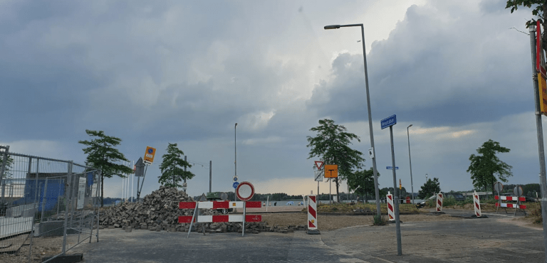 Het nieuwe asfalt ligt al op de Brandingdijk