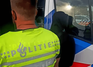 Verkeerscontroles Rotterdam-Oost op overlastplekken leveren 56 bekeuringen op