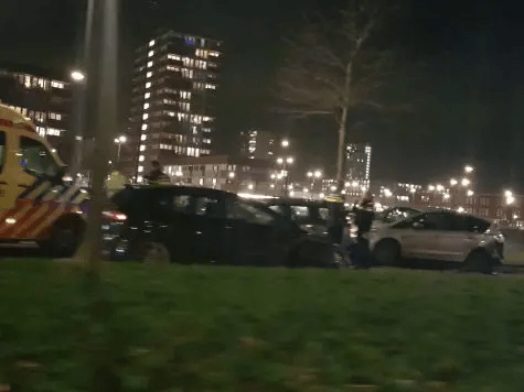 Diverse auto’s geramd op ‘racebaan’ Laan van Avant Garde, Nesselande