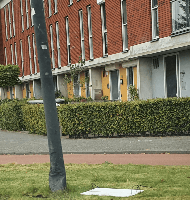 Politie naar eenzijdig ongeluk rotonde Laan van Magisch Realisme (met veel schade)
