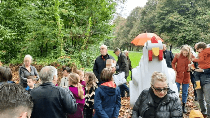Ommoord.info: ruiming van oude Witte Kip en de onthulling nieuwe Witte Kip Ommoord (30 oktober jl.) #video