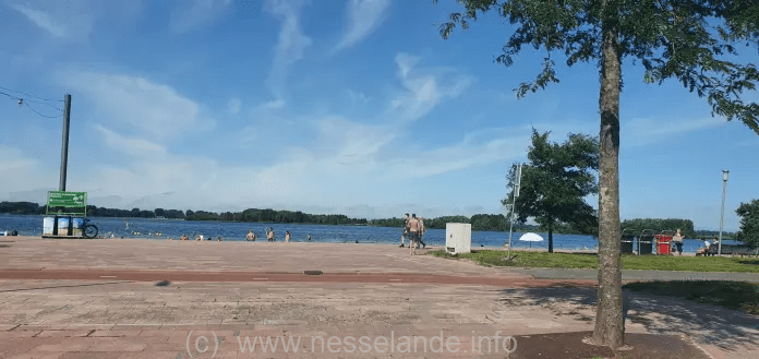 Boulevard Nesselande: Blauwe vlag (schoon en veilig strand) wappert voor de zesde maal