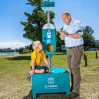 Slimme zonnebrandpaal strand Strandgaper-Zevenhuizerplas helpt bij insmeren