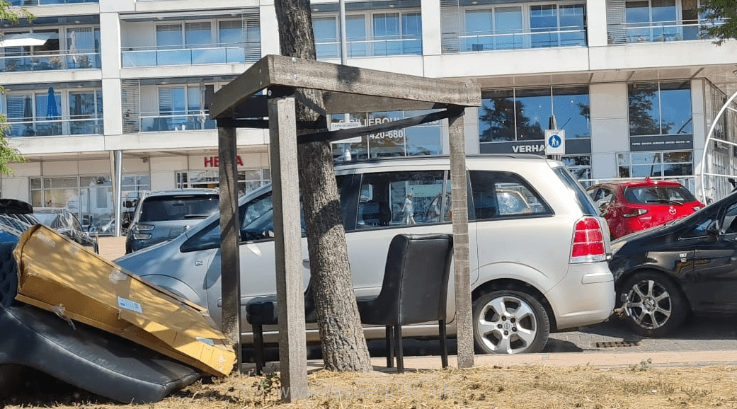 Huisraaddumping op de drukke boulevard van Nesselande 8 en 9 augustus 2022