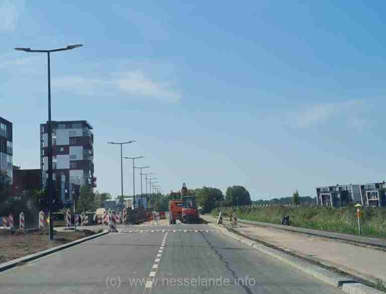 Hoofdweg Brandingdijk – boulevard afgesloten wel een ’tussenpaadje’ van en naar Cypruslaan