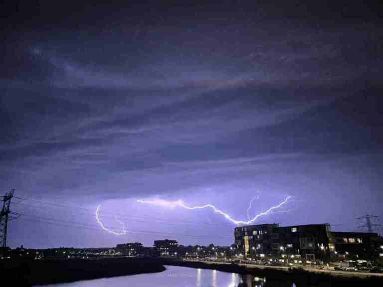 Visueel spektakel; onweer Rotterdam-Nesselande (boven de wijk en plas) #onweer #nieuws #nesselande