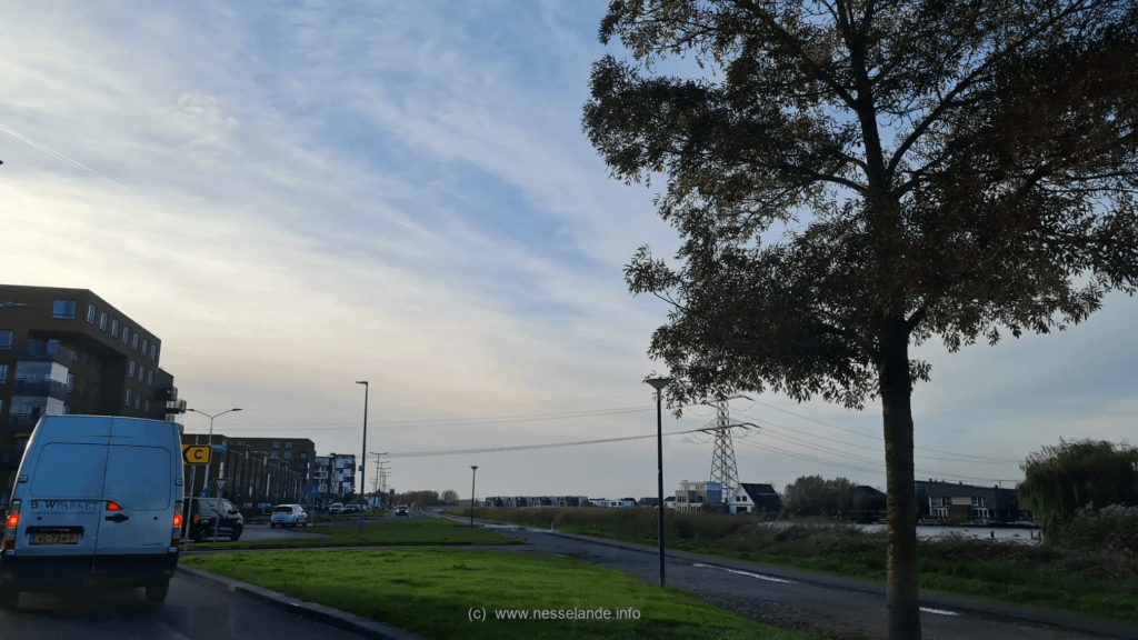 Het verkeer rijdt gewoon de Brandingdijk op want 1) geen melding in de routeplanners van een omleiding 2) iets verder staat een bord die het verkeer de Cypruslaan opleidt.