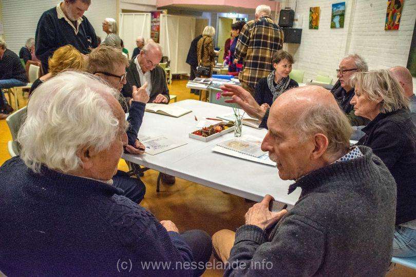 Kunstenaars om de tafel in Kunstcafé #PrinsAlexander