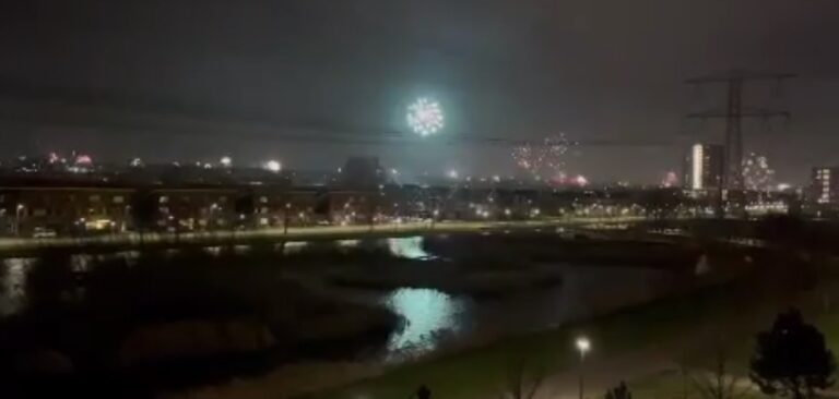 [VIDEO] Fraai overzicht van het vuurwerk boven Nesselande #360 #skyline #2023 #nieuws