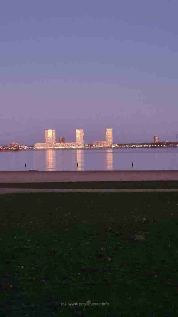 Hoe lang ze te bewonderen zijn kan ook variëren, soms is het maar een kwartiertje of half uurtje, andere keren duurt het dan weer enkele uren. Het noorderlicht blijft met andere woorden een sporadisch fenomeen. Net dat maakt het ook zo bijzonder.