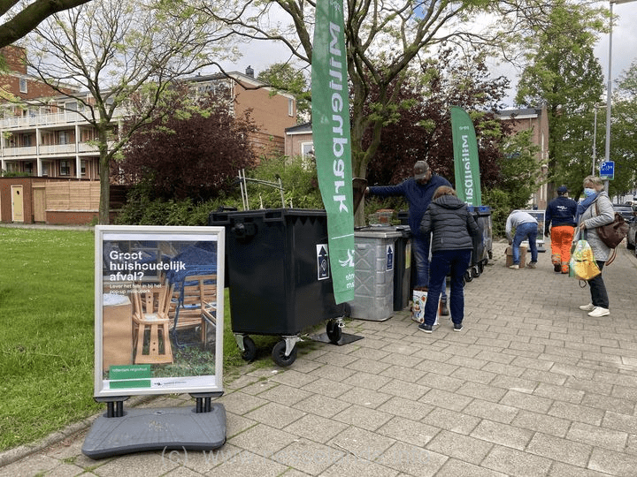 Bij pop-up milieuparken staan containers waar je afval gratis en gescheiden in kunt leveren. Ook kringloopspullen en afval dat te groot is voor een container, kun je er kwijt. Data en locaties in #Ommoord & #Oosterflank 👇 📅 7 februari: Hemingwayplaats 📅 15 februari: Stresemannplaats 📅 20 februari: Albert Camusplaats 📅 23 februari Hammerskoldplaats 📅 28 februari: Evenaarplein De pop-up milieuparken staan er alle dagen van 10.00 tot 14.00 uur. Wat kan je inleveren: papier, textiel, kringloopspullen, hout, glas, ijzer, elektronica en grofvuil. ✅ Wat kun je niet inleveren: chemisch afval, verfblikken of batterijen en grote meubels zoals bankstellen ❌ (wel bij het milieupark aan de Nikkelstraat). Kun je niet naar een pop-up milieupark komen? Breng dan je spullen dan naar het Milieupark Prins Alexander aan de 📍 Nikkelstraat 131. Grofvuil kun je ook gratis laten ophalen. Maak een afspraak of bel 14 010.