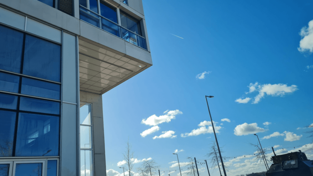 Een media 2022 opgeleverd appartement in de nieuwe woontoren aan strand Nesselande staat alweer te koop. 