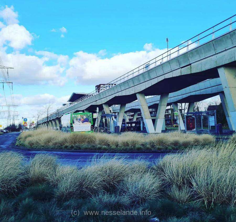 Een deel van het RET-buspersoneel legt volgende week het werk neer om een beter cao af te dwingen. Daardoor zullen ook in regio Rotterdam busritten vervallen, zegt de vervoerder, die reizigers vraagt rekening te houden met een verstoorde busdienstregeling. ,,Het advies is om waar mogelijk voor de tram of metro te kiezen.”