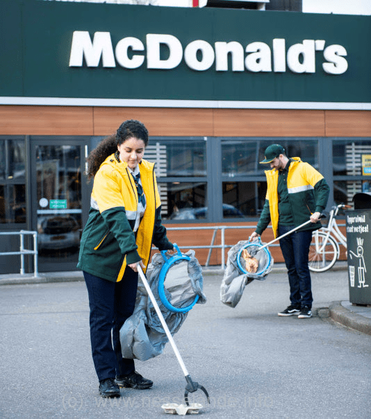 Nederlands grootste bedrijven slaan de handen ineen tijdens de 21e editie van de Landelijke Opschoondag op zaterdag 18 maart. Toonaangevende partijen als Cloetta, Coca-Cola in Nederland, Domino’s, EuroParcs, Gouda, Koninklijke Grolsch, Landal GreenParks, Mars Nederland, McDonald’s, Mondelēz International in Nederland, Pathé, Perfetti Van Melle Benelux B.V., PLUS, Univé, brancheorganisatie Vakcentrum en Zeeman hebben zich gecommitteerd aan de Landelijke Opschoondag. Gezamenlijk dragen zij bij om het zwerfafvalbewustzijn in Nederland te vergroten. Tijdens Nederlands grootste voorjaarsschoonmaak organiseren zij acties waar consumenten aan mee kunnen doen, lopen medewerkers een opschoonrondje rondom vestigingen en kantoren en roepen zij klanten op om zelf de handen uit de mouwen te steken. Nieuwe partners dit jaar zijn EuroParcs en The Wave. Alle deelnemende bedrijven en organisaties zijn partner van initiatiefnemer Nederland Schoon. Voor meer informatie en aanmelden zie: www.nederlandschoon.nl “Niemand wil zwerfafval in zijn of haar (werk)omgeving,” aldus Ingrid Goethart, directeur a.i. van Nederland Schoon. “Dat kunnen we alleen bereiken als iedereen in de keten zijn verantwoording neemt. Van grote multinationals tot midden- en kleinbedrijven tot consumenten. De Landelijke Opschoondag draagt eraan bij om het afvalgedrag te veranderen en door de inzet van de partners kunnen we een nog grotere groep mensen bereiken. Daarnaast vind ik het geweldig dat zij tijdens de Landelijke Opschoondag ook zelf in actie komen. Ik hoop dat hierdoor nóg meer bedrijven geïnspireerd raken om ook Supporter van Schoon te worden. Samen bereiken we meer.” Acties van de partners McDonald’s doet alweer voor de tiende keer mee aan de Landelijke Opschoondag waarbij zij iedere editie weer een opvallende actie organiseren. Dit jaar belonen zij op 18 maart elke gast met een kop koffie of thee wanneer zij zich samen met de Crew van het restaurant inzetten om de omgeving op te ruimen. Daarnaast organiseert Mars Nederland in verschillende steden opschoonacties met hun medewerkers om zoveel mogelijk zwerfafval te verzamelen. Gouda Peukenvrij zet zich in voor een peukenvrije binnenstad van Gouda. Gouda Peukenvrij maakt mensen bewust dat peuken niet op straat horen. Peuken die in het milieu verdwijnen, vergaan namelijk nooit. Eén peuk verontreinigt duizend liter water. Deelnemende partners De partners die dit jaar de handen uit de mouwen steken tijdens de Landelijke Opschoondag zijn: Cloetta, Coca-Cola in Nederland, Domino’s, EuroParcs, Gouda, Koninklijke Grolsch, Landal GreenParks, Mars Nederland (o.a. Mars, BE-KIND, Snickers, TWIX, M&M’S, Bounty en Milky Way), McDonald’s, Mondelēz International in Nederland, Pathé, Perfetti Van Melle Benelux BV., PLUS, The Wave, Univé, brancheorganisatie Vakcentrum en Zeeman. Nieuwe partners zijn EuroParcs en The Wave. Een Nederland vrij van zwerfafval is belangrijk voor mens, dier en milieu. Nederland Schoon werkt daarom al 31 jaar intensief samen met bedrijven, burgers, maatschappelijke instanties en overheid om zwerfafval aan te pakken en ervoor te zorgen dat een schone omgeving de norm wordt en blijft. Door middel van onderzoeken, samenwerkingen, het delen van kennis en het geven van advies, wordt niet alleen meer bewustwording, maar ook gezamenlijk verantwoordelijkheidsgevoel gecreëerd. De Landelijke Opschoondag wordt dit jaar voor de 21e keer georganiseerd. Ga voor meer informatie naar www.nederlandschoon.nl/landelijkeopschoondag