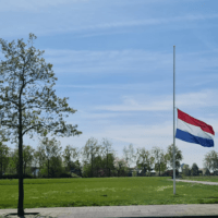 Herdenkingen in de stad Herdenken doen we samen en dat kan op verschillende plekken in de stad. De burgemeester legt namens het gemeentebestuur kransen op een aantal van deze plekken. De centrale herdenking, met om 20.00 uur 2 minuten stilte, is op het Stadhuisplein.  Toespraken 4 mei Databank Koopvaardij Programma Algemene Begraafplaats Crooswijk Programma herdenking Joodse stadsgenoten stadhuistuin Programma Nationaal Koopvaardijmonument ‘De Boeg’ Programma Laurenskerk en stille tocht naar Stadhuisplein Programma Stadhuisplein