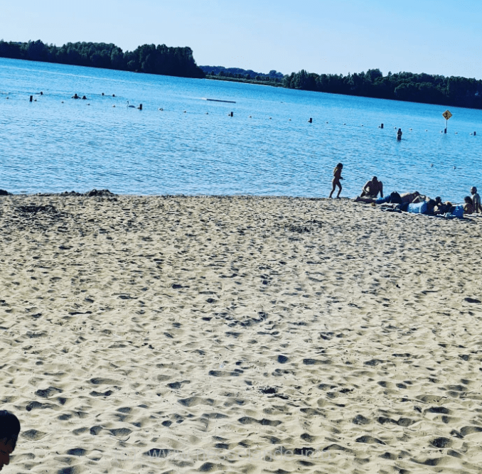 Het vlot ligt achter de belijning in het koude, diepe water