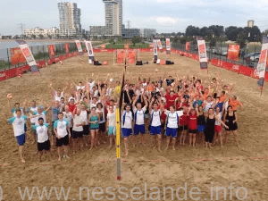 Programma: 14.00 uur Inloop, ontvangst onder het genot van een hapje en een drankje 14.30 uur Welkomstwoord en start gezamenlijke warming-up 14.45 uur Start toernooi 16.45 uur Finale 17.00 uur Prijsuitreiking Coney Beachvolleybal Bedrijventoernooi 17.30 uur Mogelijkheid om aan te sluiten bij Culinesse met o.a. optredens van Guus Meeuwis, Suzan & Freek, Ronde, Joel Borelli en veel meer toffe artiesten. 23.00 uur Einde Culinesse Arrangementen Deelname aan een bedrijventoernooi gaat per team. Een team bestaat uit minimaal 4 en maximaal 6 personen. Wij bieden een drietal arrangementen aan: Deelname bedrijventoernooi (€ 20,- p.) Deelname bedrijventoernooi (4 tot 6 personen) Hapje en drankje tijdens het toernooi Prijsuitreiking Het bedrijventournooi + CuliNESSE toegang (€ 40,- p.p) Deelname bedrijventoernooi (4 tot 6 personen) Hapje en drankje tijdens het toernooi Douchemogelijkheid bij STORM Toegangsticket voor CuliNESSE Additioneel mogelijkheid voordelig munten te kopen vooraf zodat je niet in de rij te hoeven staan: €3,50 per munt in plaats van €3,60 Het bedrijventournooi + CuliNESSE VIP (€ 195,- p.p.) Deelname bedrijventoernooi (4 tot 6 personen) Hapje en drankje tijdens het toernooi Douche mogelijkheid bij STORM Toegangsticket voor een unieke plek op het VIP-deck van CuliNESSE met uitzicht op het hoofdpodium Inclusief volledige verzorging van drank, diner en late night snacks