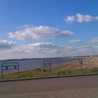 Leefbaar Rotterdam wijkraadlid claimt ‘Prullenbakken strand Nesselande’ (maar die stonden er al)