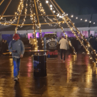 Losgaan in De Feesttent, curlen tussen de kerstbomen, feesten in het gezelligste café, haardvuren, stamppotten & bokbieren op het winterplein.