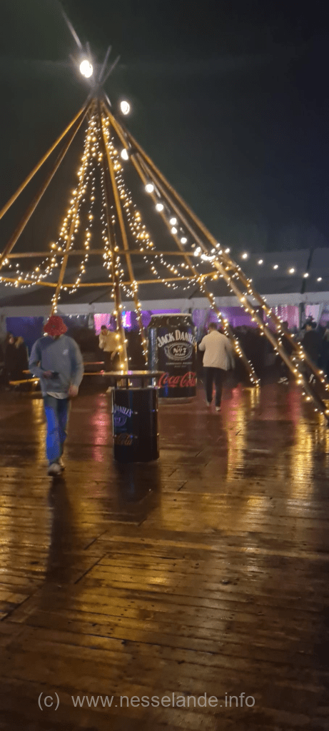 Losgaan in De Feesttent, curlen tussen de kerstbomen, feesten in het gezelligste café, haardvuren, stamppotten & bokbieren op het winterplein.