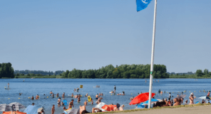 8e Blauwe Vlag voor schoon en veilig strand Nesselande