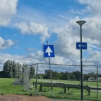 Wijkraad Nesselande plaatst weer nutteloos terror-‘parkeerveld’ op sportgebied