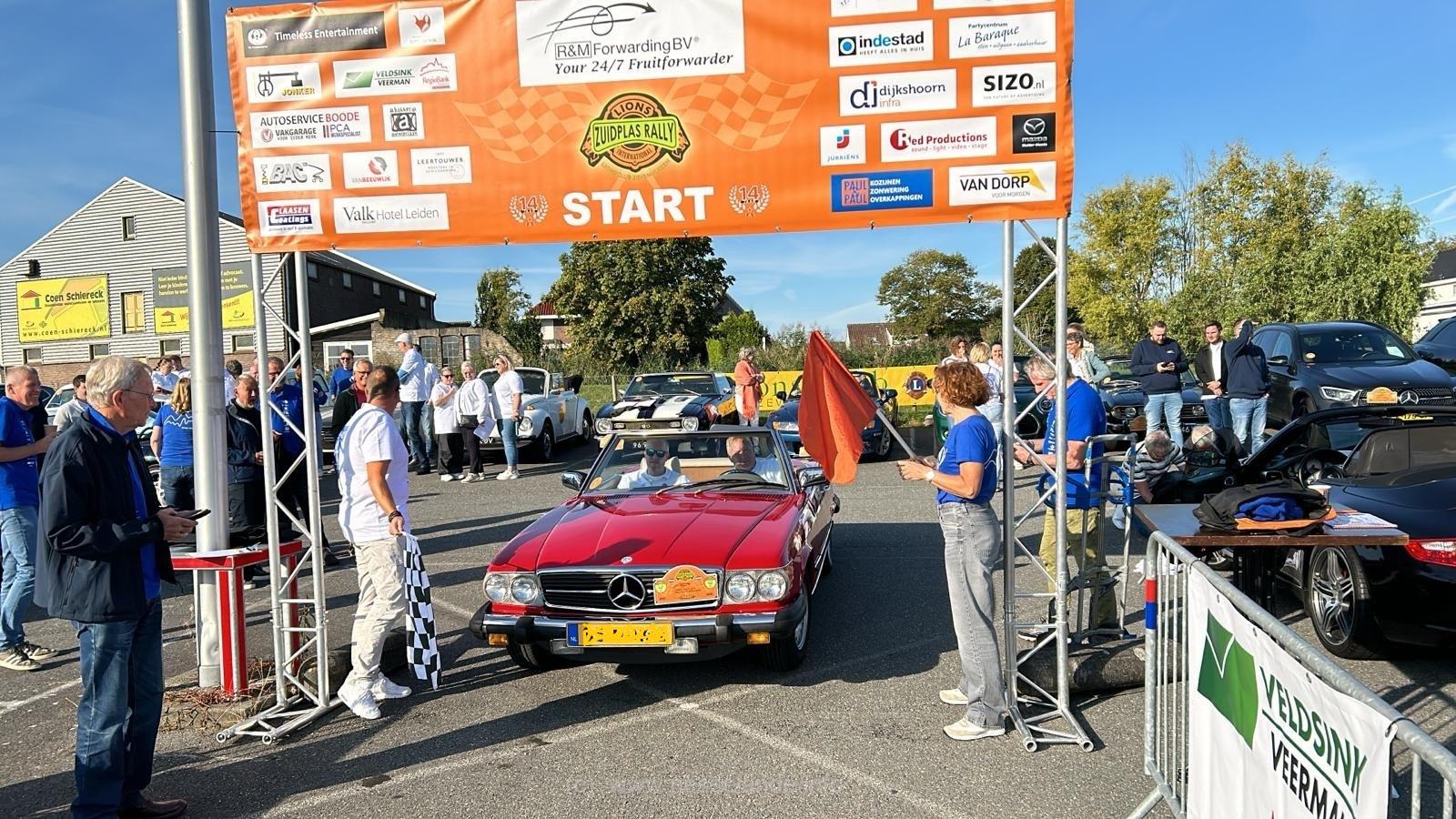 Bijna vijftig equipes, net iets meer dan vorig jaar, verzamelden zich op de parkeerplaats van La Baraque op zaterdag 14 september. Opgepoetst, nagekeken, klassiek en modern: de variëteit was weer groot bij de 14 e editie van de R&M Forwarding BV Lions Zuidplas Rally. Met de opbrengst van de rally ondersteunt Lionsclub Zevenhuizen een aantal goede doelen. Op deze zaterdag 14 september werd de veertiende editie van de R&M Forwarding BV Lions Zuidplas Rally georganiseerd door Lionsclub Zevenhuizen. Dit jaar was de route weer uitgezet door AMC The Skymasters uit Nieuwerkerk aan den IJssel. Na het wegrijden vanaf de parkeerplaats van La Baraque leidde de route de deelnemers via prachtige binnenweggetjes naar de lunchlocatie in Leiden, waar een heerlijke lunch werd geserveerd. Natuurlijk is het onderweg goed opletten om de antwoorden op de gestelde vragen te kunnen vinden! Het middagdeel eindigde voor de deelnemers met de altijd leuke eindspecial, het énige onderdeel waar snelheid, in combinatie met goed stuurmanschap, punten oplevert. Daarna genoten de deelnemers met een hapje en drankje van de muziek, om vervolgens de dag af te sluiten met het diner. Lion Jos Benders, inkomend commissievoorzitter, blikt tevreden terug: “We zijn blij met de opkomst en danken onze sponsoren van harte. Met de inschrijving van de deelnemers en de bijdrage van de sponsoren kunnen we onze goede doelen ondersteunen”. Deze goede doelen zijn dit jaar het Leontienhuis (helpt om moed en kracht te verzamelen om tegen een eetstoornis in te gaan) en Stichting Vaarwens (biedt geheel verzorgde vaardag aan zodat ongeneeslijke zieke mensen nog een heerlijk dagje uit hebben). Zij kregen aan het eind van de dag dan ook een prachtige cheque uitgereikt. Benders: “Net als vorig jaar, hadden we een veiling met mooie kavels. De extra opbrengst zullen we ook weer goed besteden!”. Foto’s en achtergrond van de goede doelen zijn via de Facebook pagina Lions Zevenhuizen en website terug te vinden. Lionsclub Zevenhuizen organiseert verschillende activiteiten gedurende het jaar om met de opbrengst goede doelen te ondersteunen, die steeds ook via de website lionsclubzevenhuizen.nl gecommuniceerd worden.