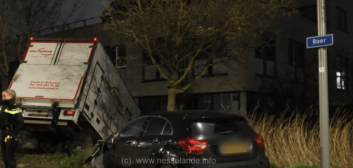 Vrachtwagen botst tegen vier auto's en rijdt sloot in bij Roer