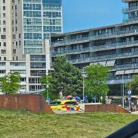 Een markante actie van deze ambulance die het skatepark Nesselande inreedt op de woensdagmiddag om een geblesseerde skater te helpen. Na wat verband om te knie, kon de jongen worden meegenomen door zijn vader. #nieuws #skatepark #nesselande #ambulance