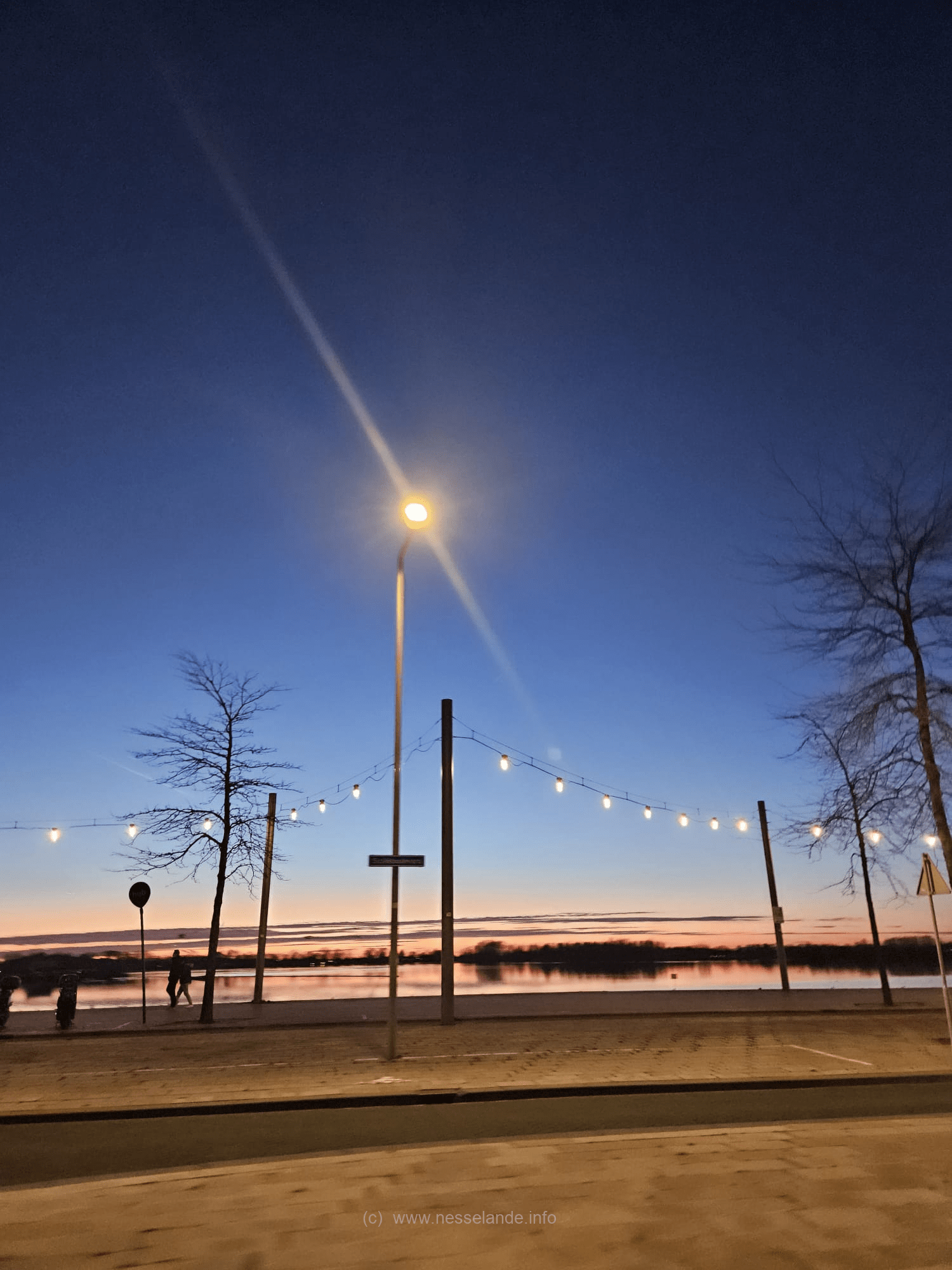 De lichtverstrooiing boven Nesselande