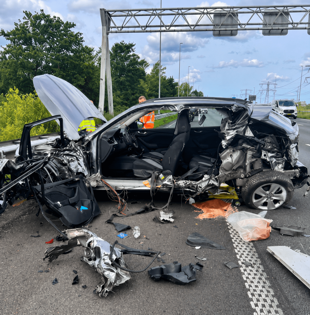 Spijtig vinden er op de A12 achter Nesselande meer dan gemiddeld ongelukken plaats. Zo ook 11 juni 2026 ging het mis op de A12 bij afslag Zevenhuizen-Nesselande. Een auto op de vluchtstrook werd vol geraakt door een bedrijfsbus met aanhanger. Gelukkig raakte de bestuurder, die net wilde uitstappen, niet ernstig gewond. 🙏 Enigszins een wonder, maar dit laat maar weer zien: de vluchtstrook is levensgevaarlijk. Moet u toch stoppen? Stap direct uit aan de veilige kant en ga áchter de vangrail staan! ⚠️ Via: Politieteam Zuidplas