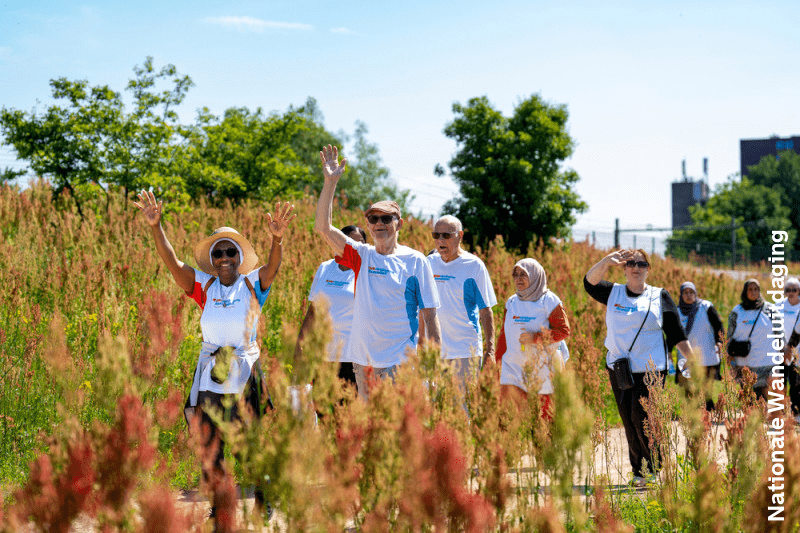 Meer bewegen, nieuwe mensen ontmoeten en stap voor stap werken aan uw gezondheid. Dat kan tijdens de Nationale Wandeluitdaging 2026. In verschillende wijken is een gratis wandelgroep voor bewoners. Zo kunnen ze op een laagdrempelige manier meer bewegen.