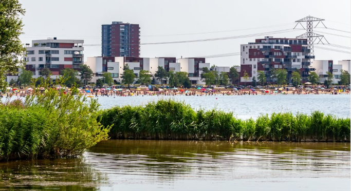 Extreme drukte strand Nesselande op zondagse, warme dag