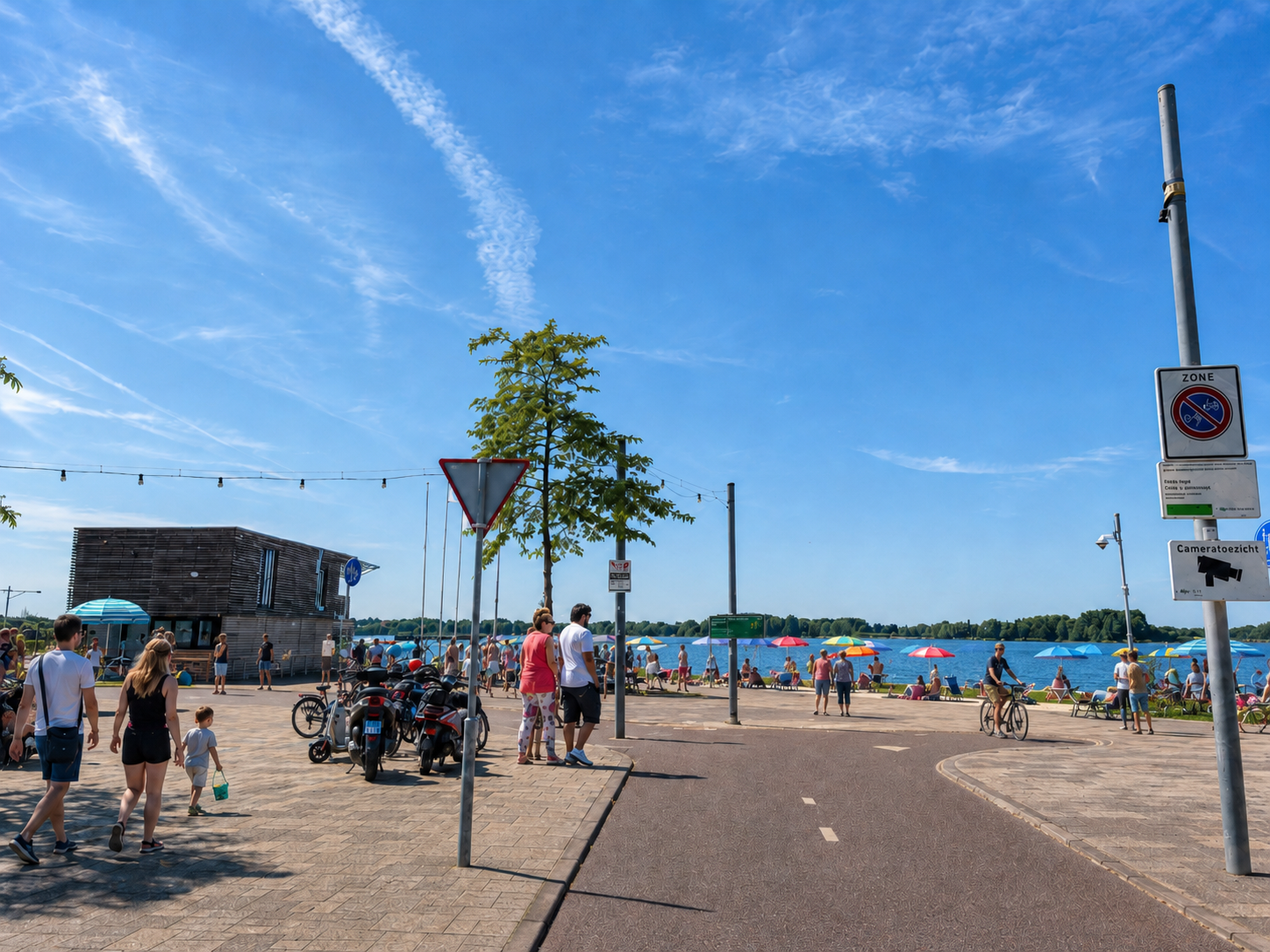 Extreme drukte strand Nesselande op zondagse, warme dag, afbeelding met AI aangepast