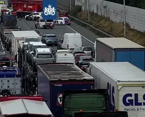 Auto over de kop op A20 achter Nesselande; lange files
