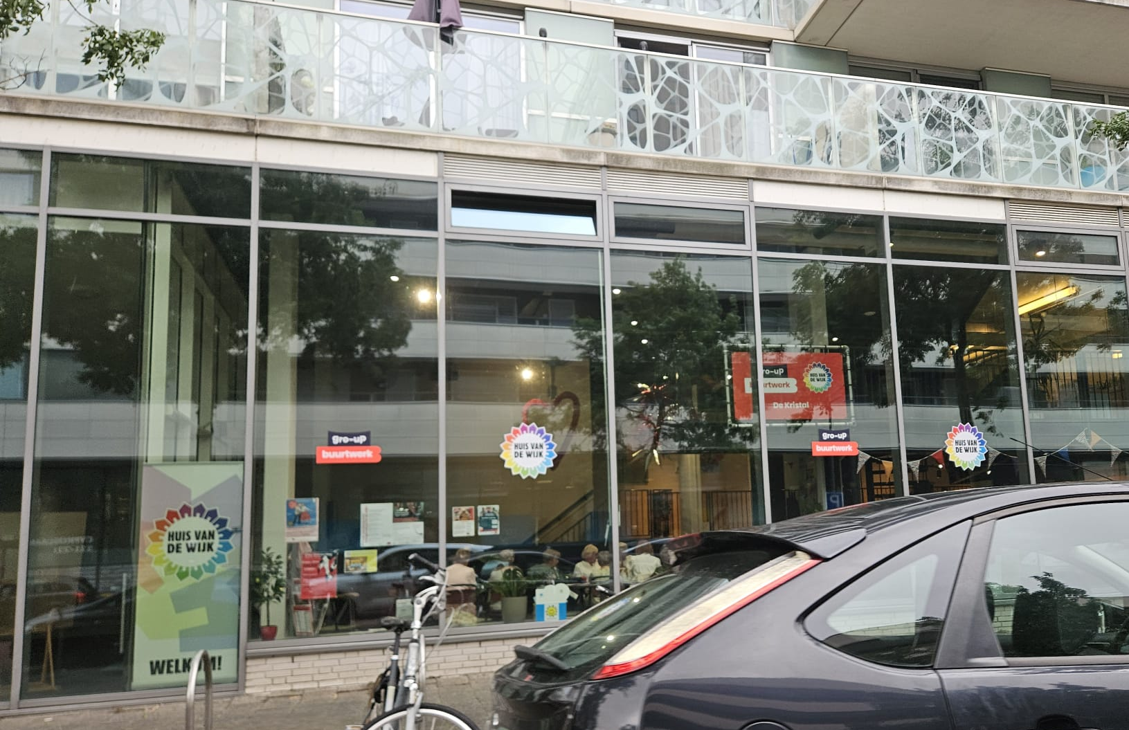 Geen vergadering over betaald parkeren, maar ouderen die aan het klaverjassen zijn in De Kristal.